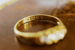 انگ طلا در داخل حلقه ازدواج یا انگشتر